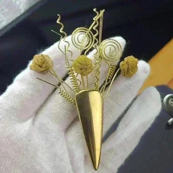 Vintage Gold-toned mesh flowers brooch - Picture 4 of 17